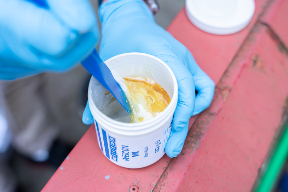 WEICON WL | Ceramic-filled epoxy resin system for high wear protection