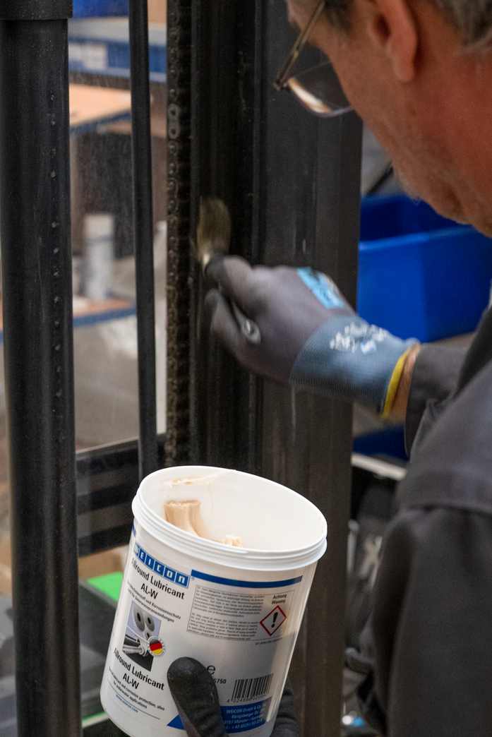 AL-W High-Performance Grease | Special lubricant also for underwater applications