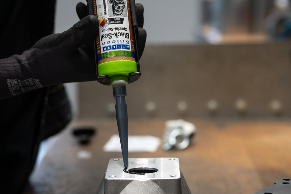 Black-Seal Special Silicone | permanently elastic sealant for oil- or grease-resistant areas